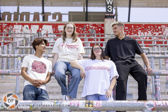 Die Models posieren mit den neuen T-Shirts aus der Streetwear Kollektion in der Westkurve. Vier Models im Stadion